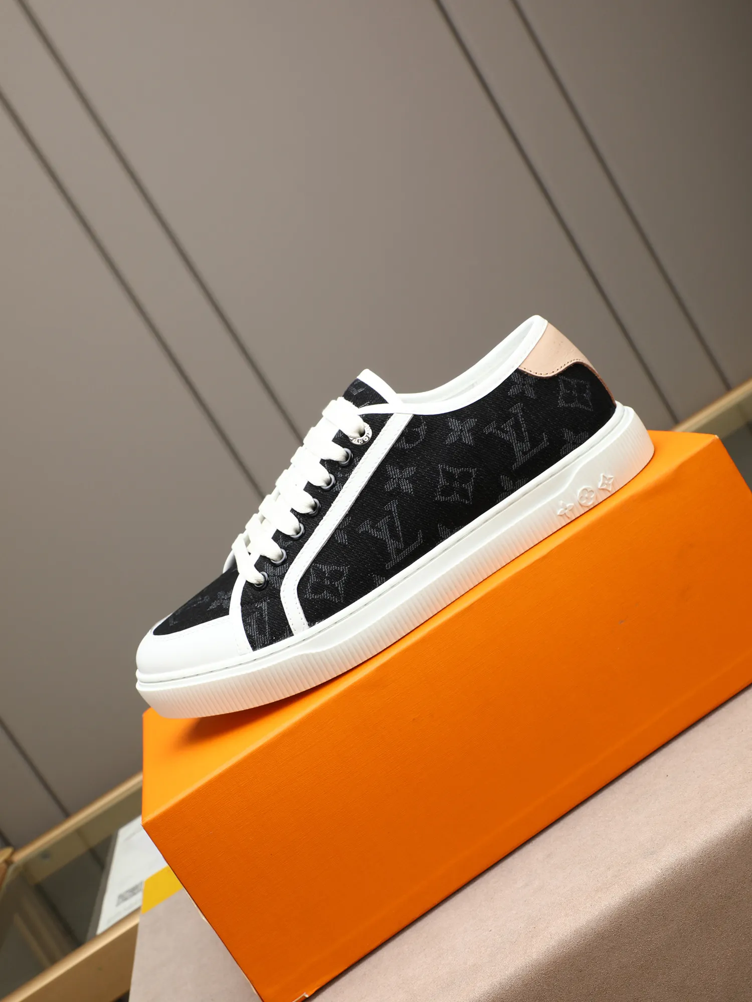Men's Men's Shoes 💰440 𝐋𝐨𝐮𝐢𝐬 𝐕𝐮𝐢𝐭𝐭𝐨𝐧 𝟮𝟬𝟮𝟱/𝐬𝐬 Louis Vuitton's new spring and summer casual sports sneakers have a youthful atmosphere and are very youthful on the feet! Comfortable and light on the feet! The color is also very youthful! The upper is exclusively decorated with LV accessories! Make the whole shoe more flexible! The special electro-printed logo on the upper has a sense of design and is super recognizable! Beautiful and generous! ! It’s super easy to walk on! Specific denim surface material, sheepskin lining, original molded outsole Size: 38-44 (45 customized)